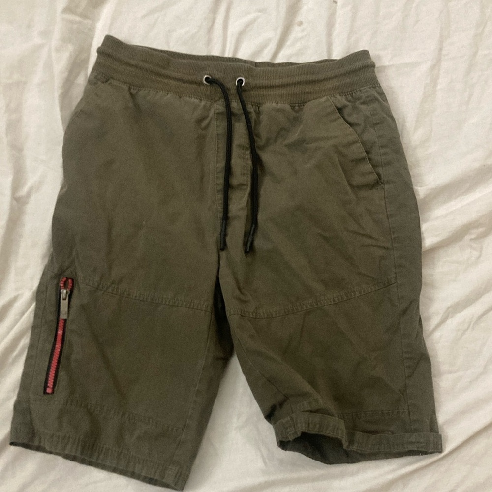 Akademiks Men’s Olive Green Shorts Medium.  Used.